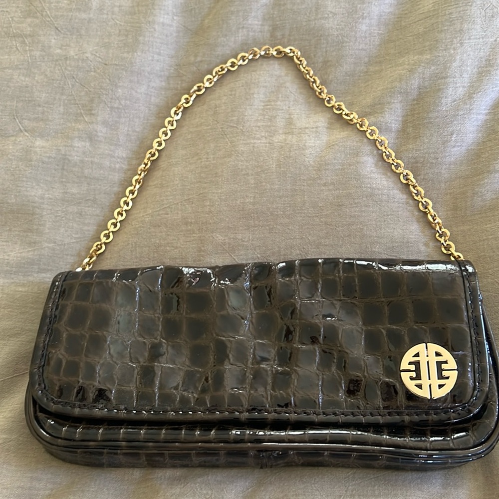 Purse with magnetic closure